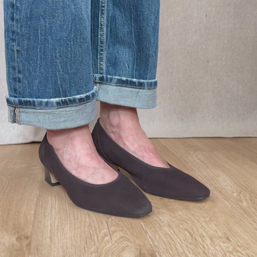 Nos escarpins Salva Renouard en cuir velours chocolat, vus portés en studio.