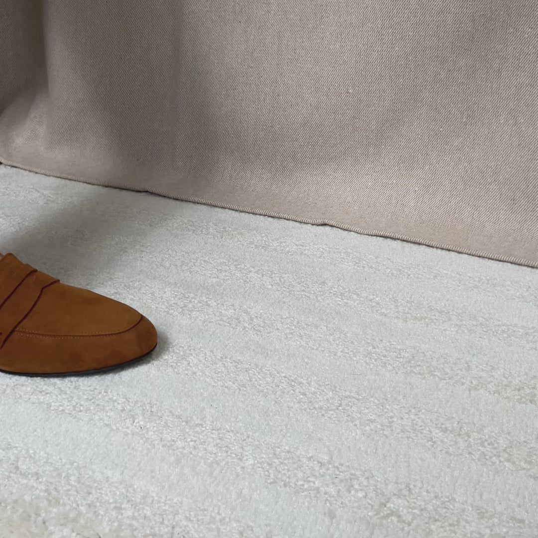 Nos mocassins Paros Renouard en cuir nubuck fauve, vus portés en studio.