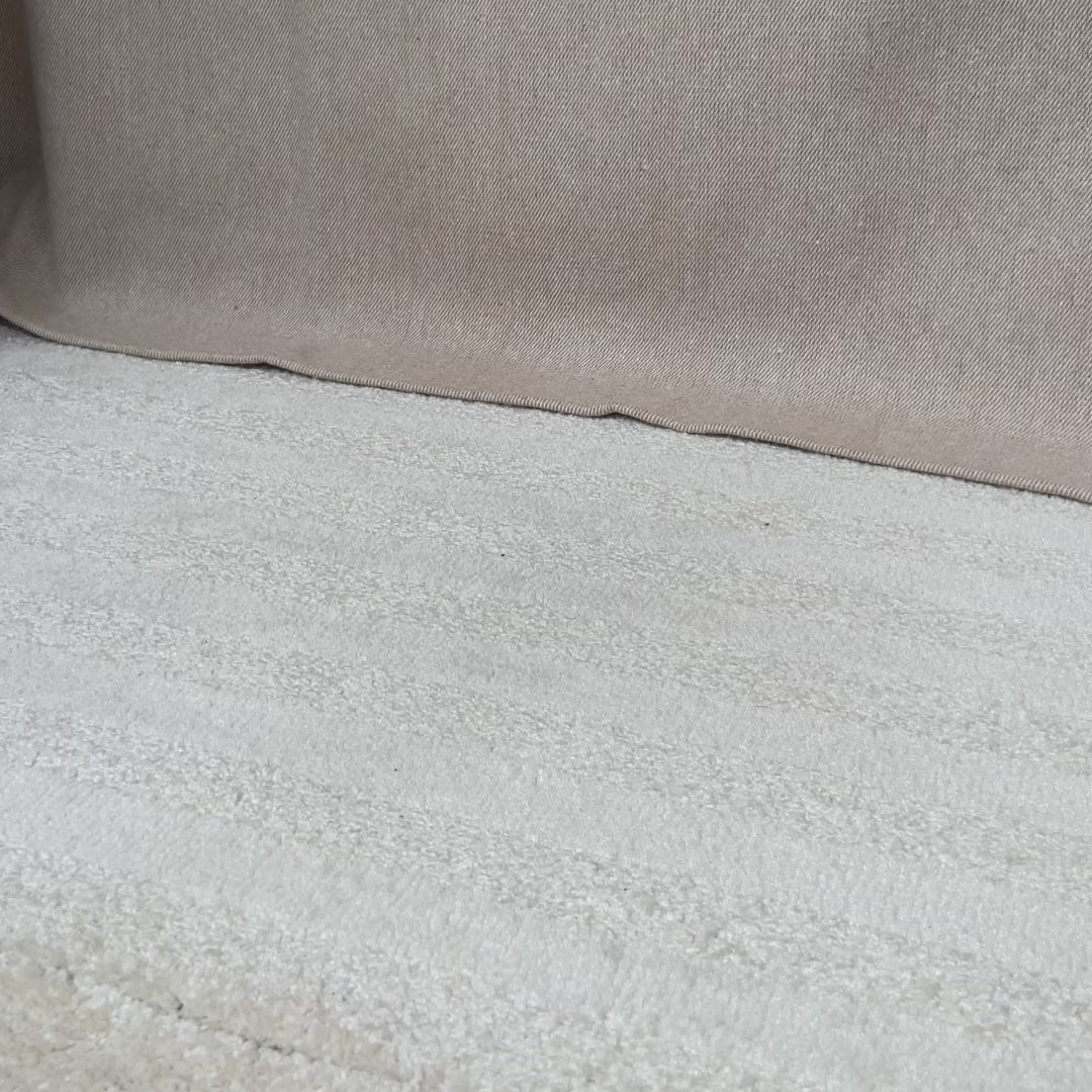 Nos nu-pieds Amélia Renouard en cuir lisse bleu marine, vus portés en studio.