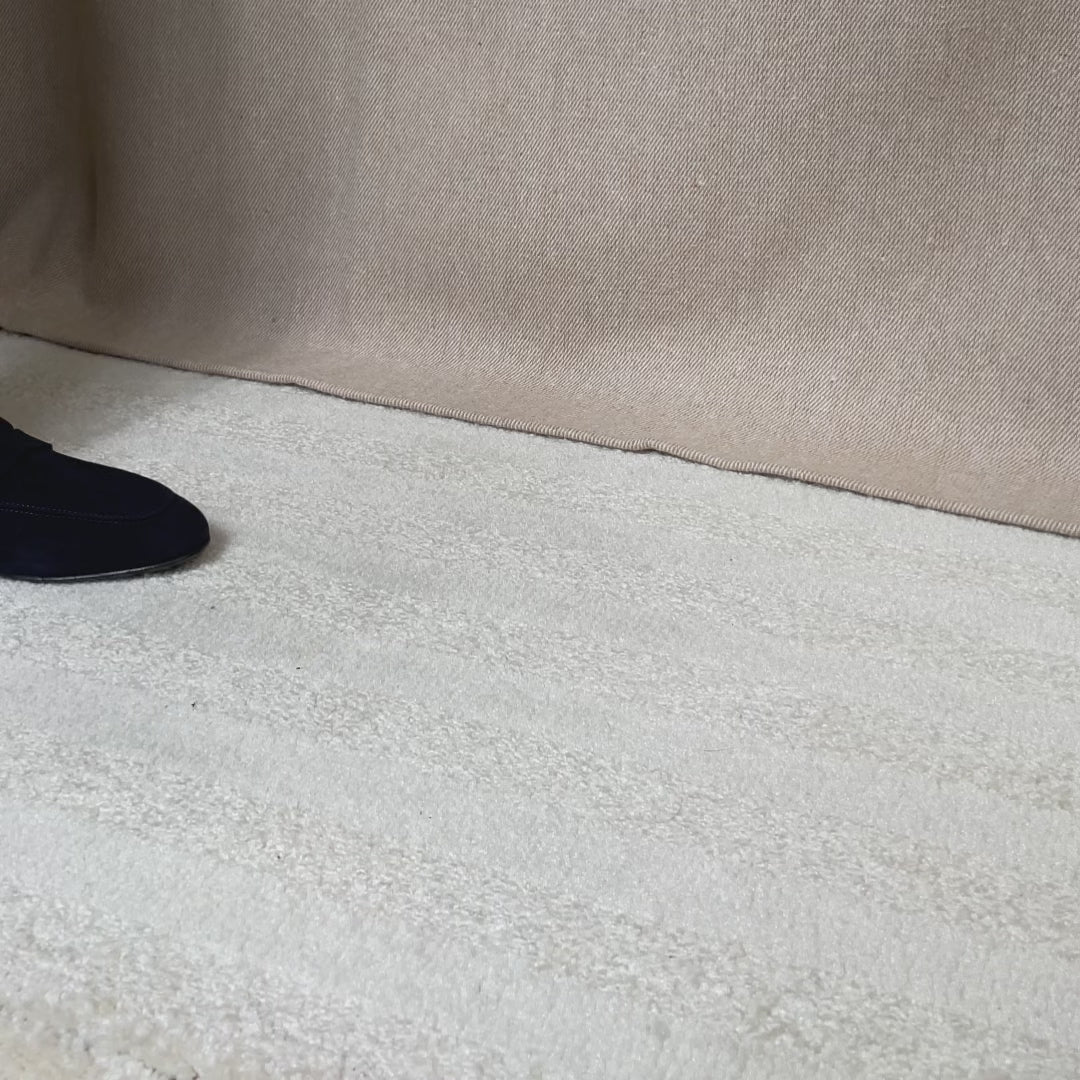 Nos mocassins Paros Renouard en cuir nubuck bleu marine, vus portés en studio.