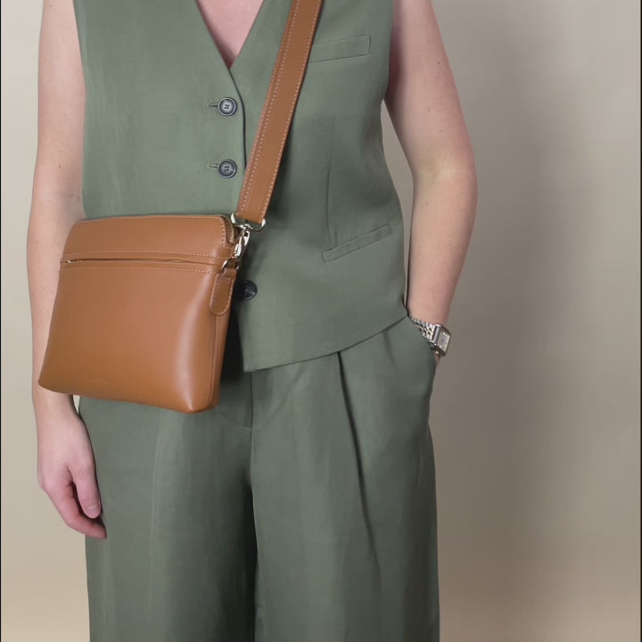 Notre sac Touline en cuir vintage camel, vu porté en studio.