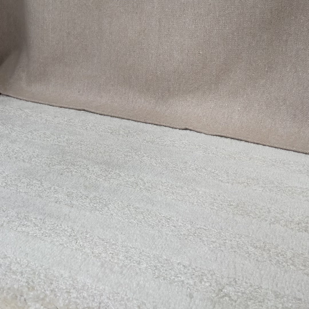 Nos nu-pieds Canova Renouard en cuir lisse verni noir, vus portés en studio.