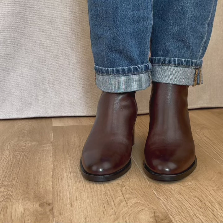 Les boots Justine Renouard en cuir lisse chocolat, vues portées en studio.