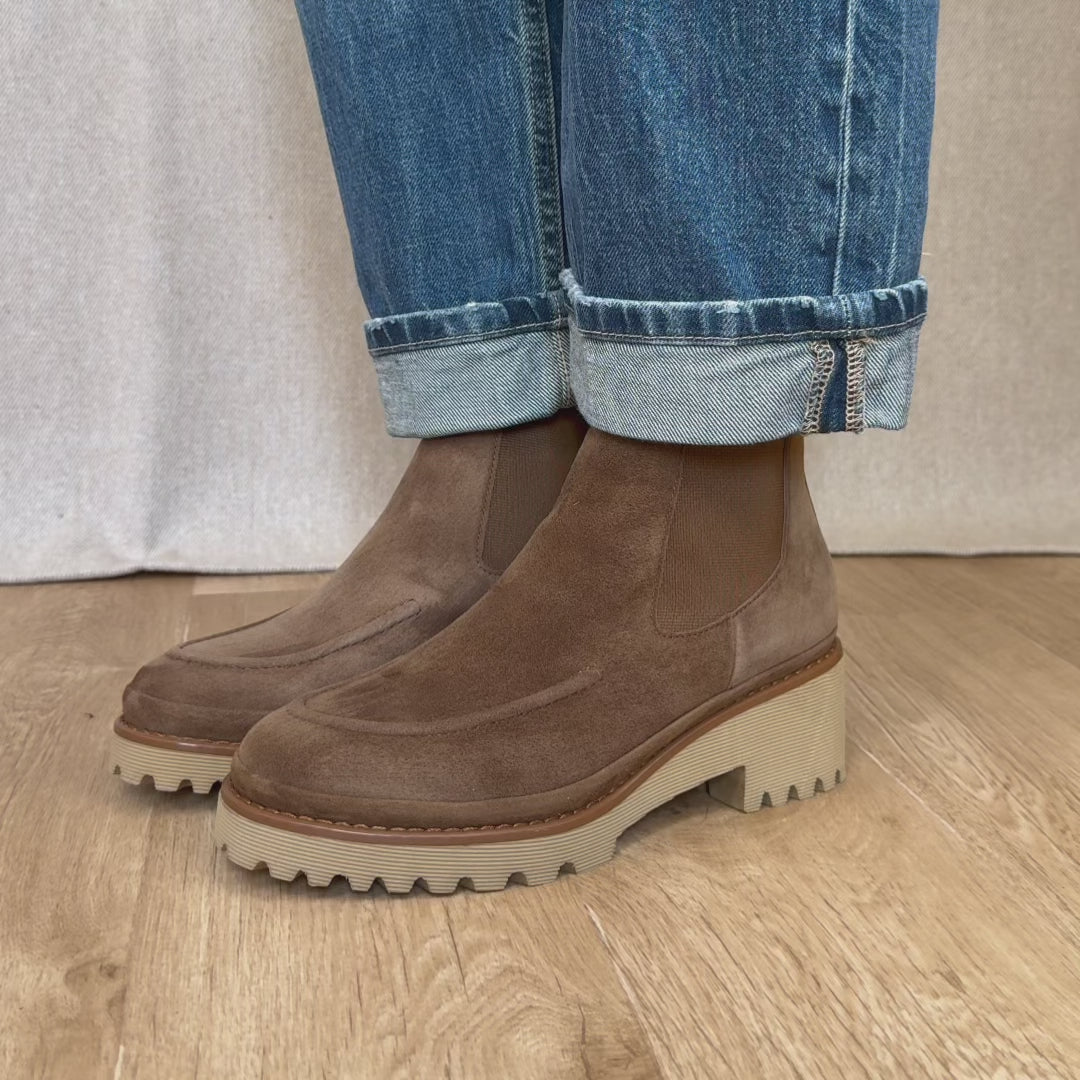 Nos boots Davis Renouard en cuir velours fauve, vues portées en studio.