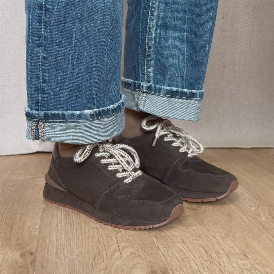 Nos sneakers Jude Renouard en cuir velours chocolat et lacet beige, vues portées en studio.