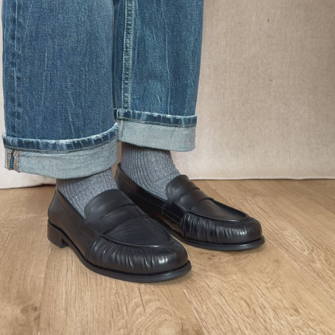 Nos mocassins Pergola Renouard en cuir lisse noir, vus portés en studio.