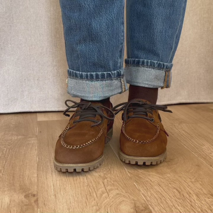 Nos Derbies Land Renouard en cuir veau velours noisette, vues portées en studio.