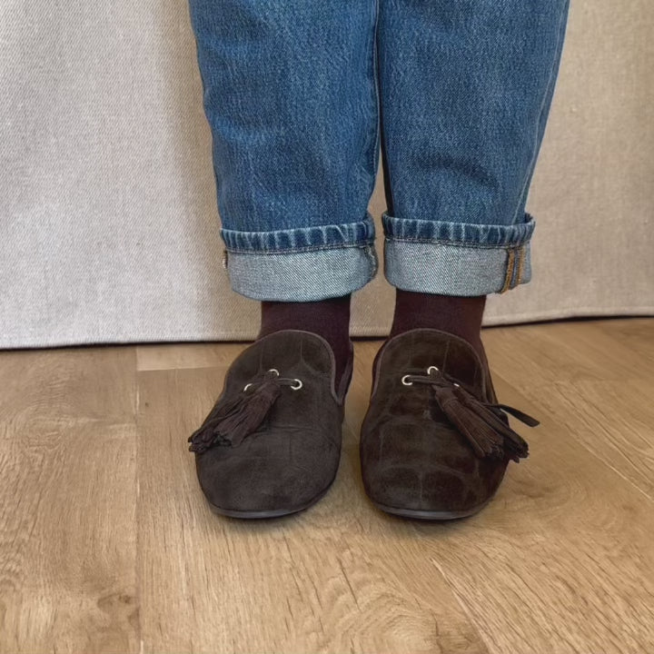 Nos mocassins Mahe Renouard en cuir velours chocolat façon croco, vues portées en studio.