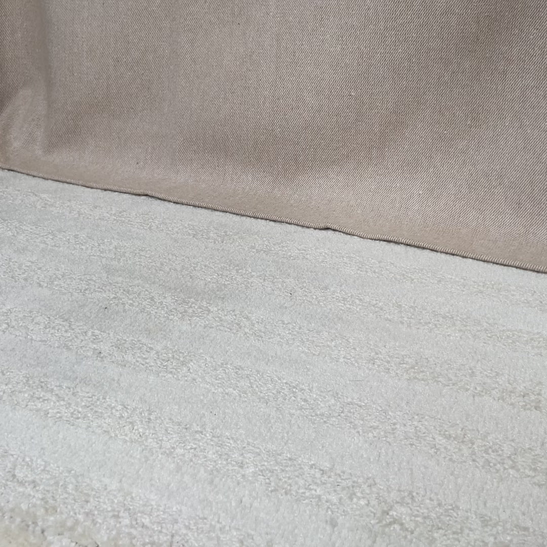 Nos mocassins Paros Renouard en cuir nubuck noir, vus portés en studio.