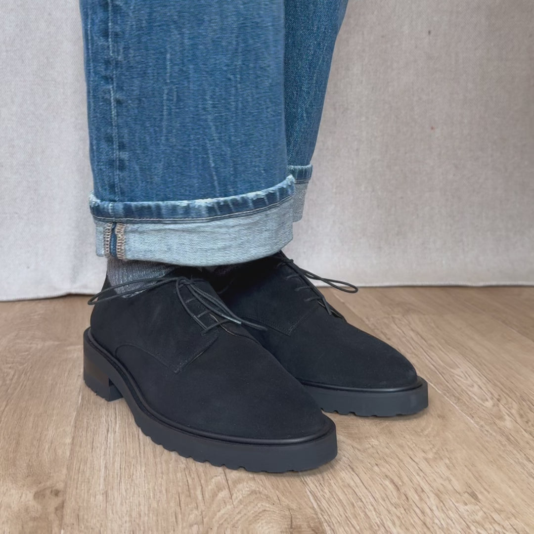 Nos derbies Eva Renouard en cuir velours noir, vues portées en studio.