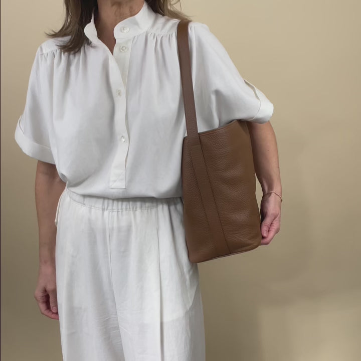 Notre sac Rio Renouard en cuir façon vigogne fauve, vu porté en studio.