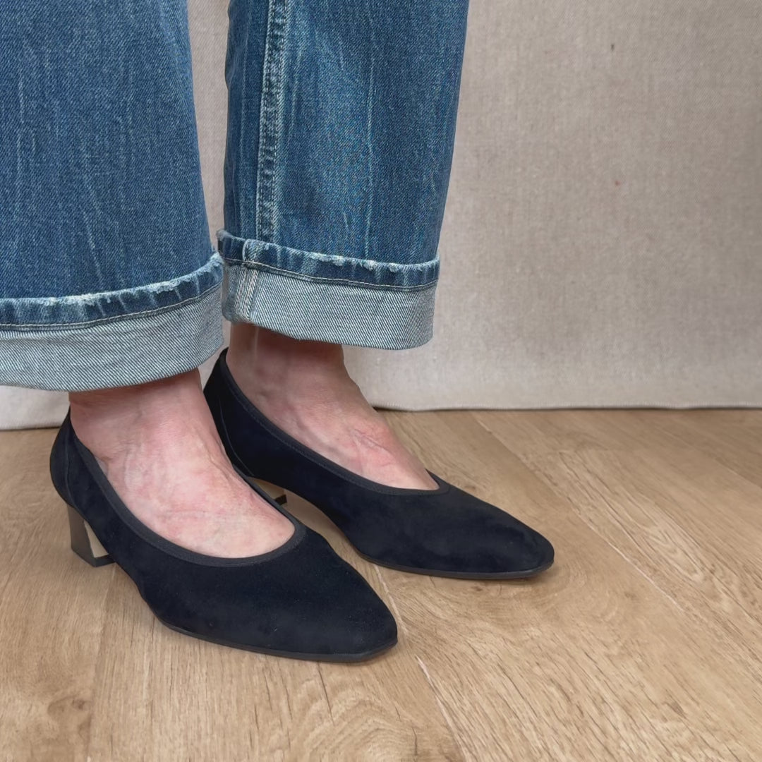Nos escarpins Salva Renouard en cuir velours noir, vus portés en studio.