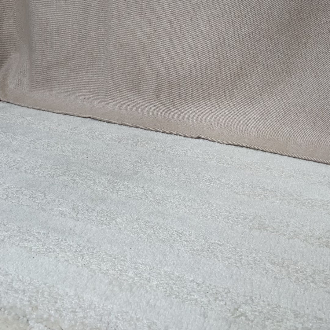 Nos nu-pieds Berlioz Renouard en cuir lisse camel, vus portés en studio.