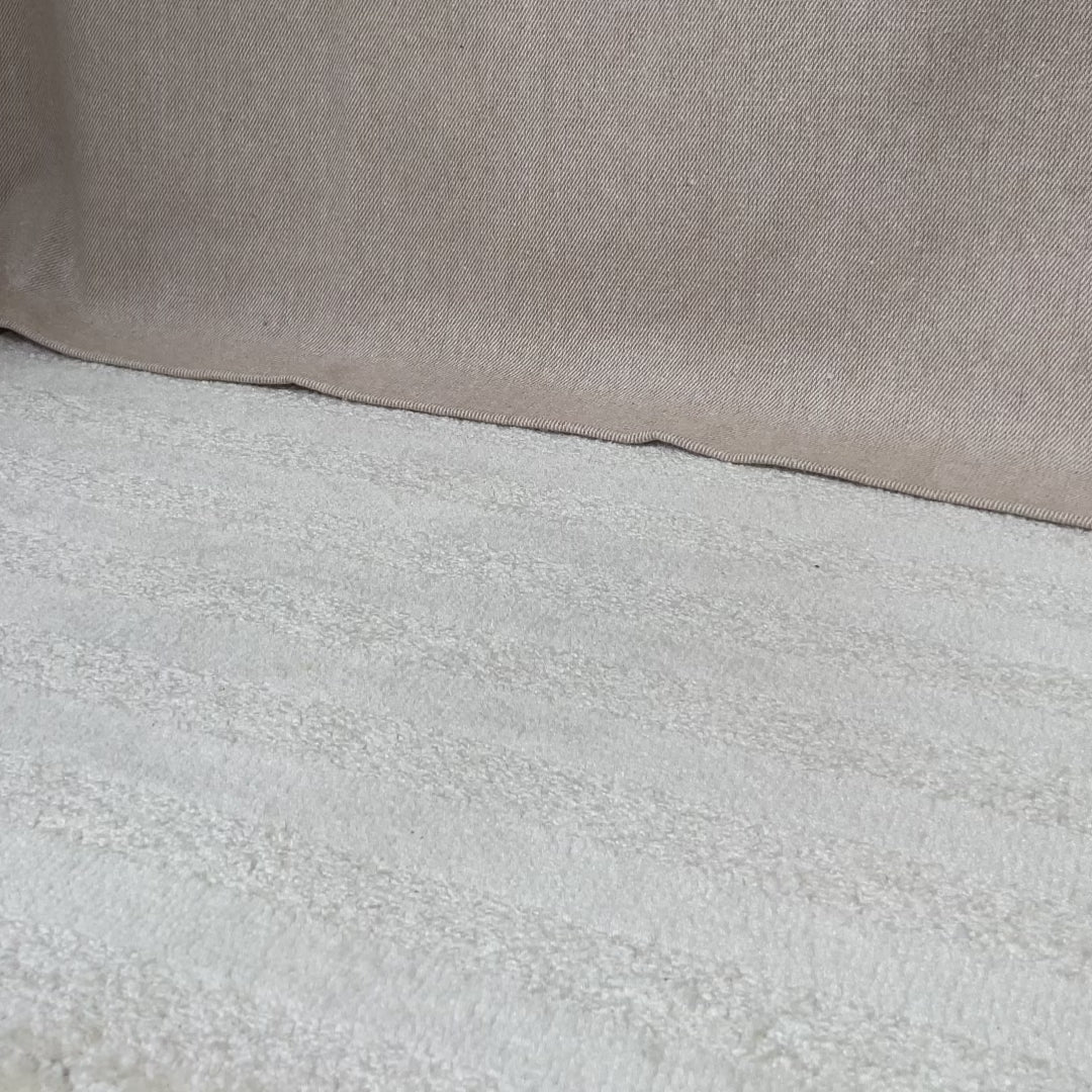 Nos nu-pieds Amélia Renouard en cuir lisse noir, vus portés en studio.