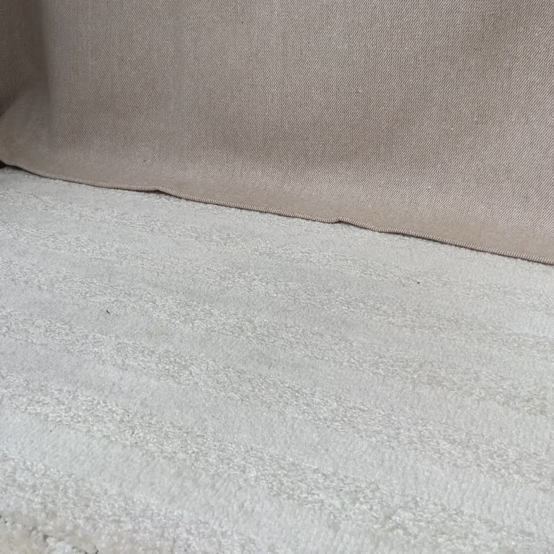 Nos nu-pieds Amélia Renouard en cuir nubuck camel, vus portés en studio.