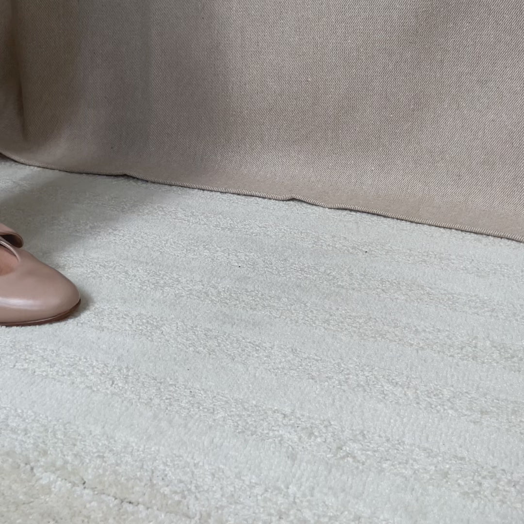 Nos babies Céleste Renouard en cuir de veau nappa nude, vues portés en studio.