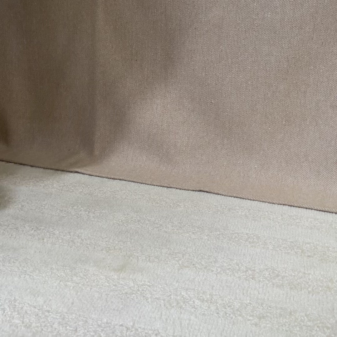 Nos ballerines Friandise Renouard en cuir lisse crème et cuir vernis beige, vues portées par un mannequin.