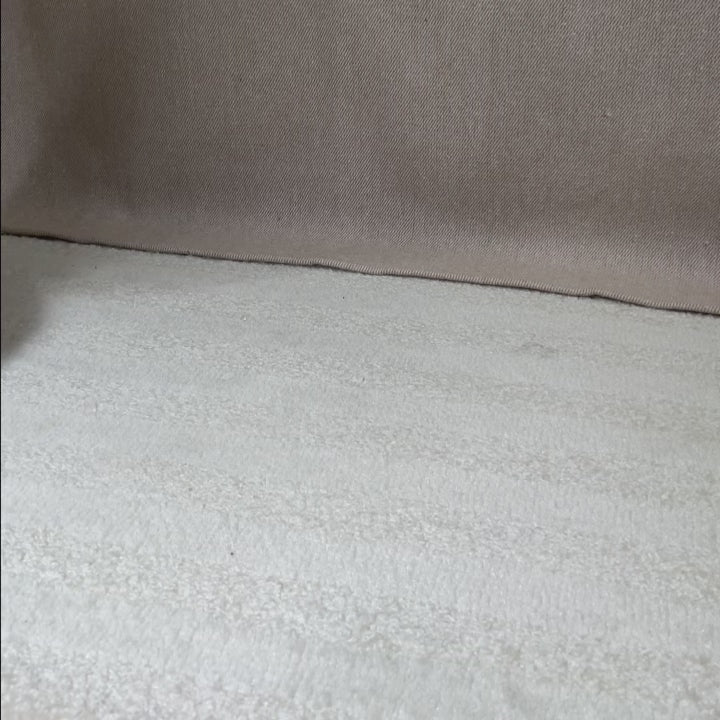 Les nu-pieds Olympe noirs en cuir lisse, vue portée en studio.