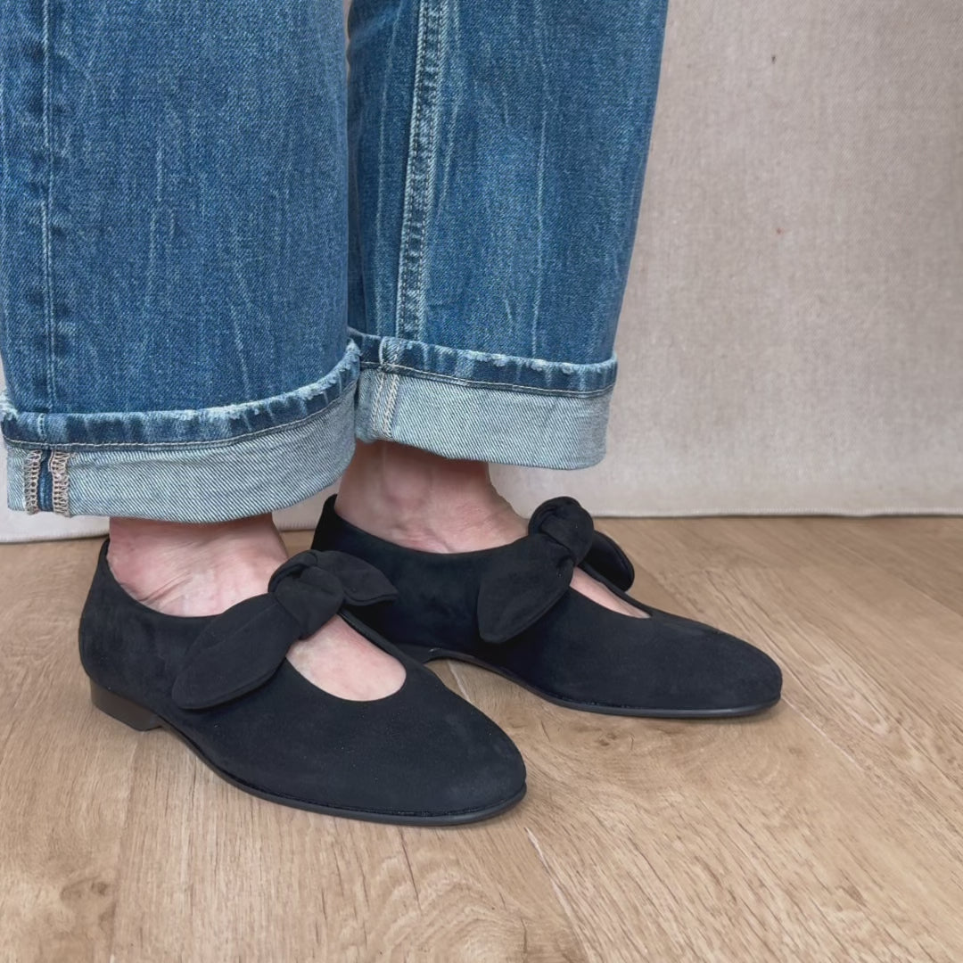 Nos babies Céleste Renouard en cuir velours noir, vues portées en studio.