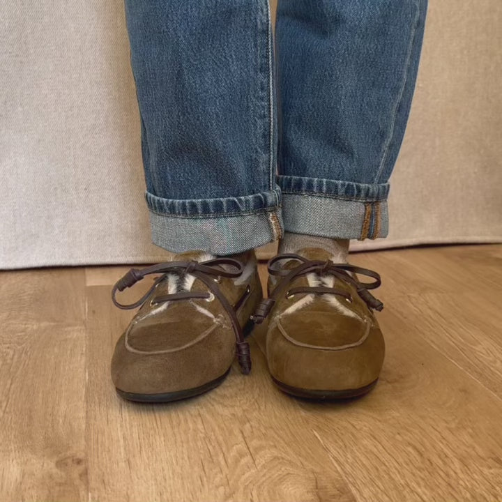 Les mocassins Marcus Renouard en cuir velours bronze, vues portées en studio.