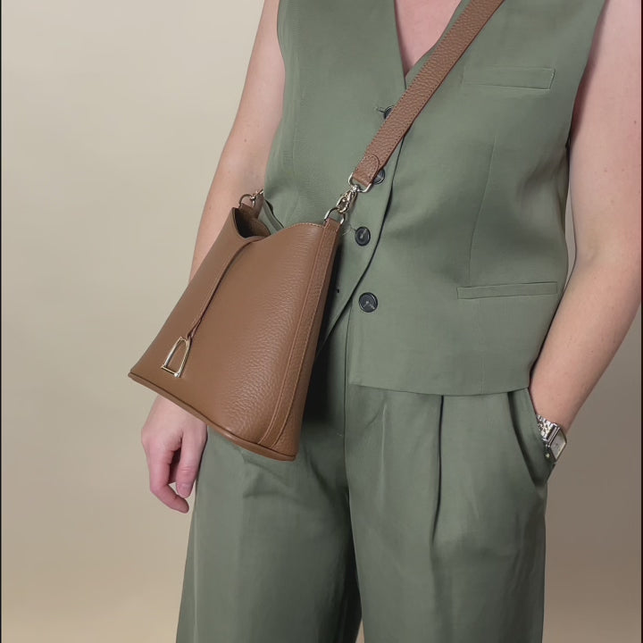 Notre sac Mini Cob Renouard en cuir façon vigogne ananas, vu porté en studio.