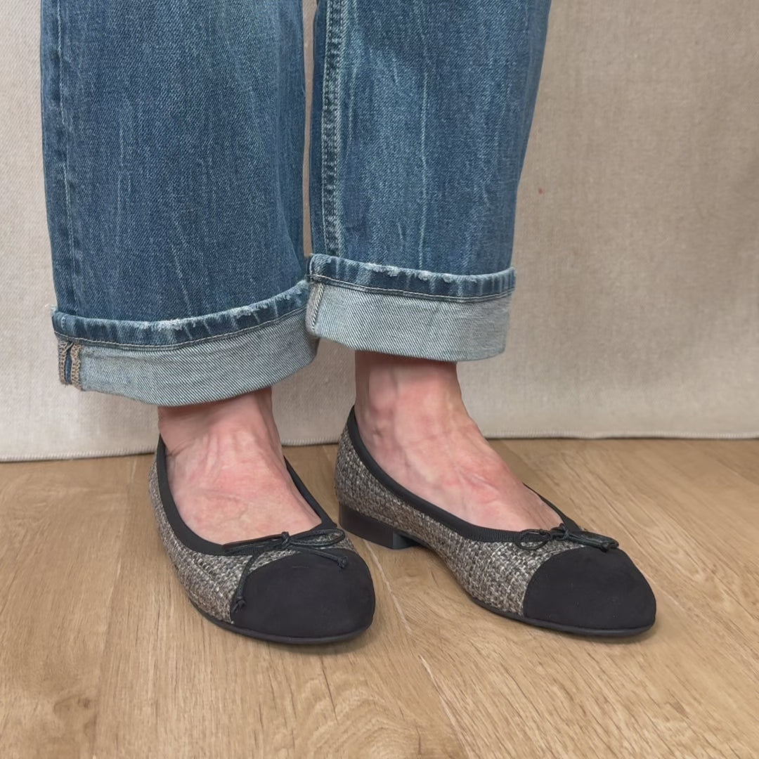 Nos ballerines Friandise Renouard en cuir velours et toile tweed taupe, vues portées en studio.