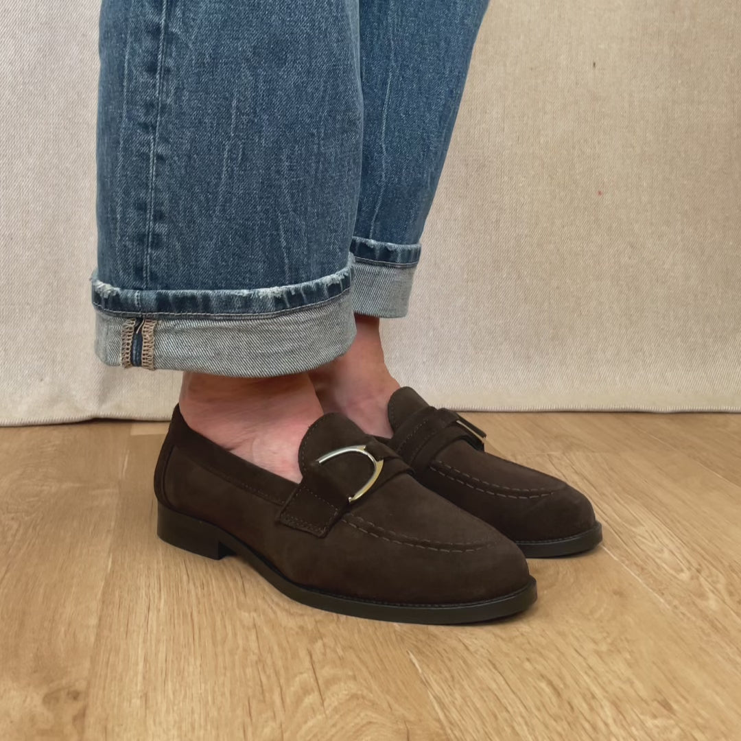 Nos mocassins Mascotte Renouard en cuir velours chocolat, vus portés en studio.