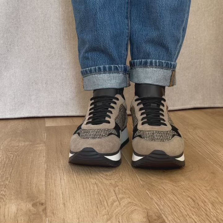 Nos sneakers Amigo Renouard en cuir velours et toile tweed taupe, vues portées en studio.