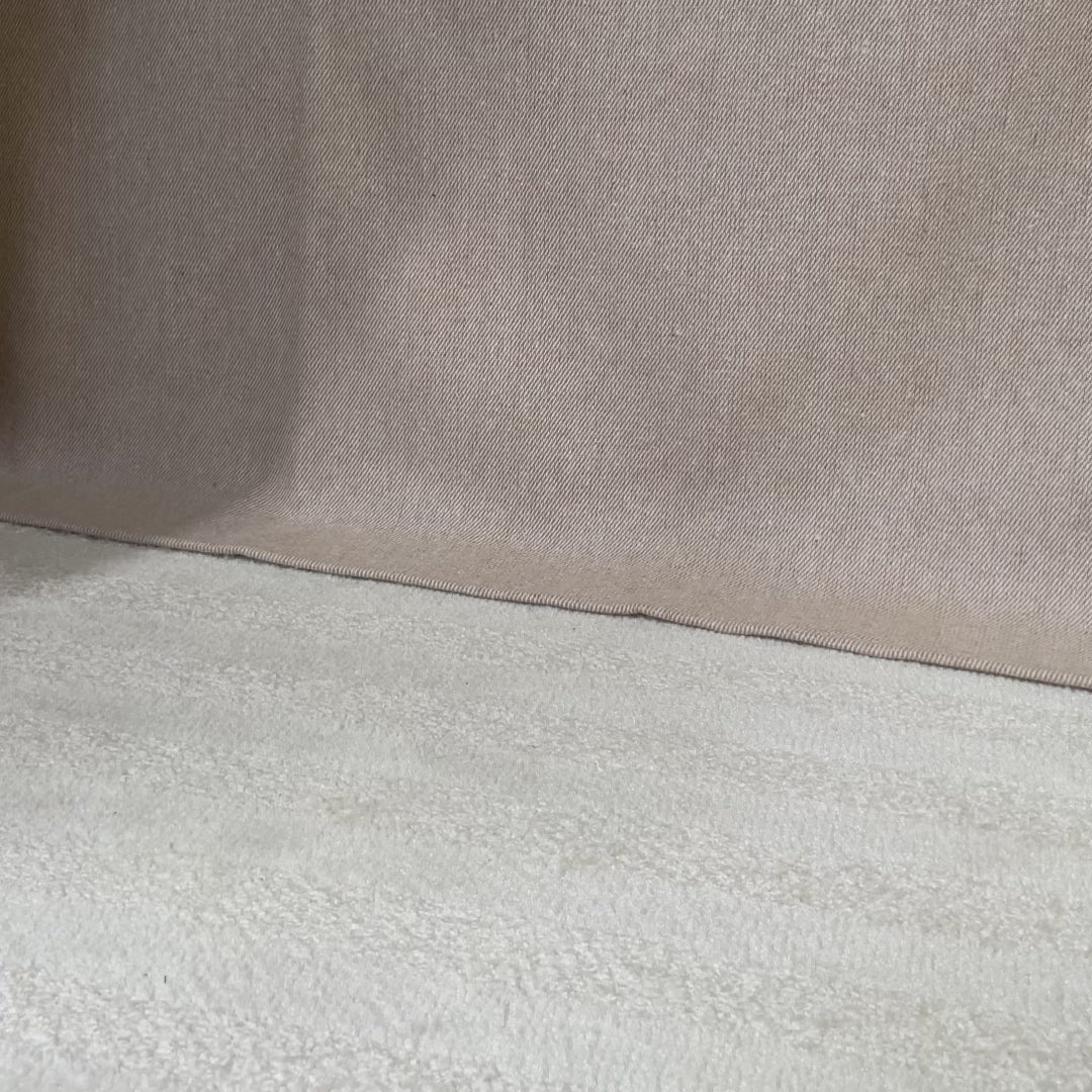 Nos sneakers Amigo en cuir nubuck fauve et pêche, vues portées par un mannequin en studio.