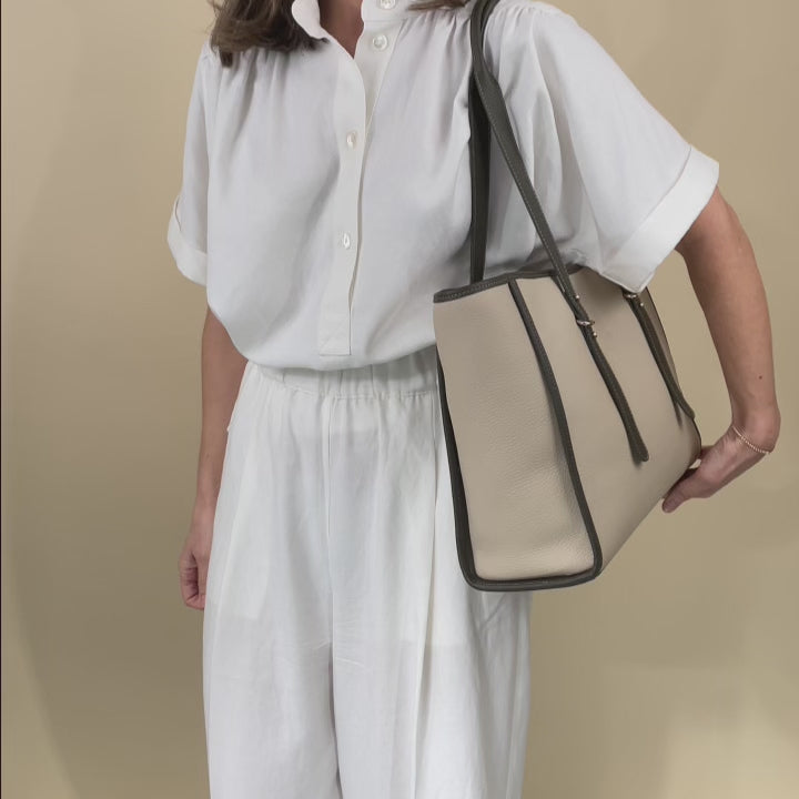 Notre sac cabas Marcello Renouard en cuir façon vigogne crème et kaki, vu porté en studio.