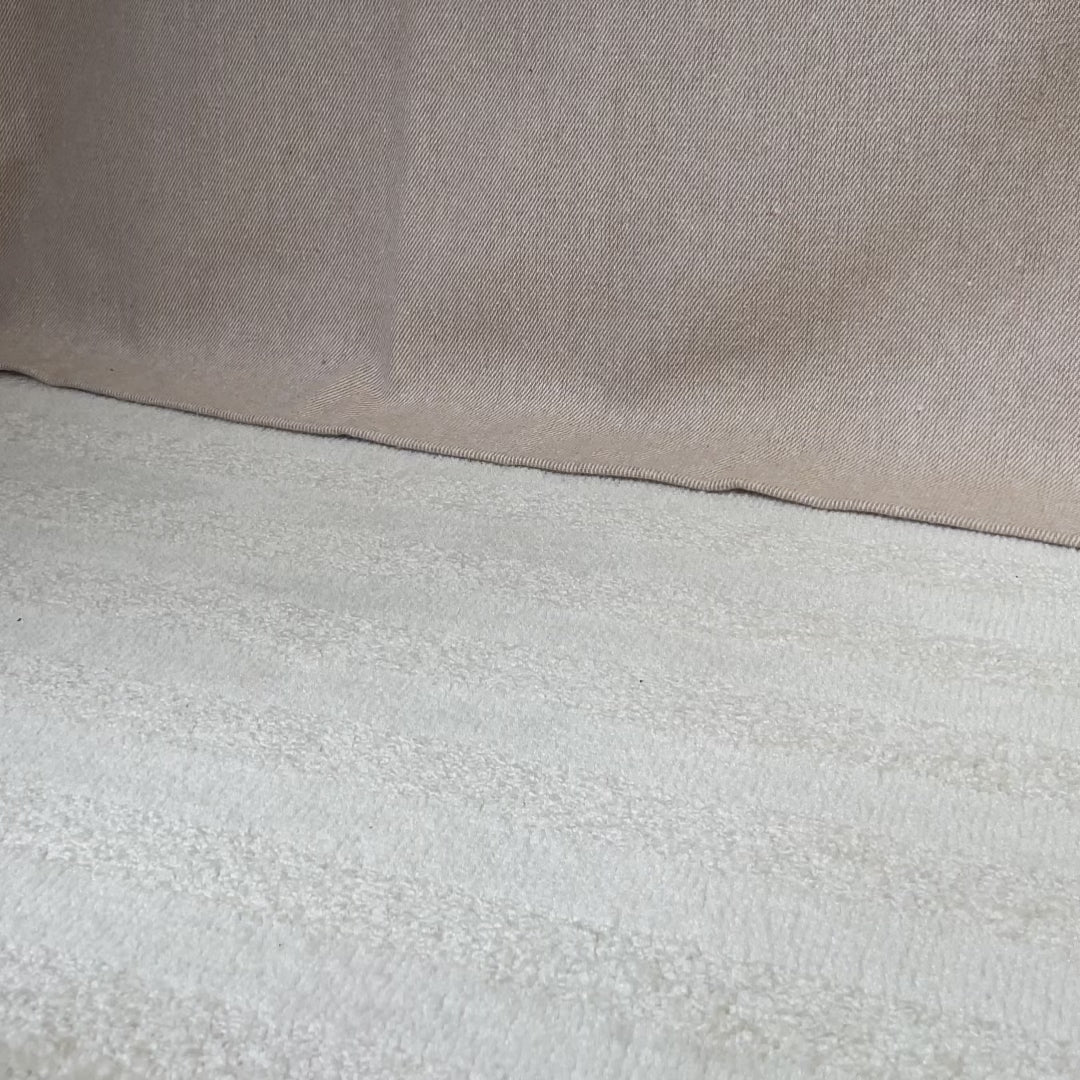 Nos escarpins Palerme Renouard en cuir lisse tressé camel, vus portés par un mannequin en studio.