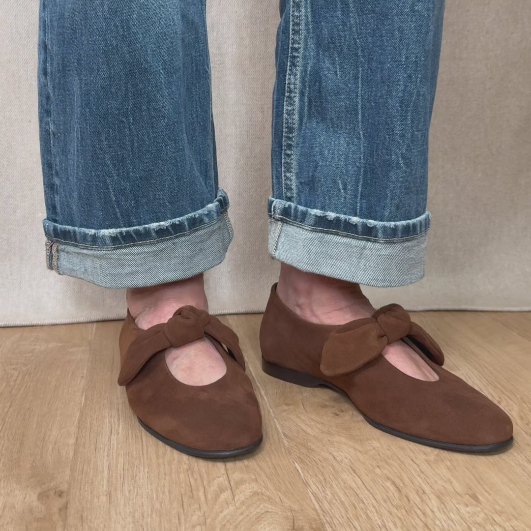 Nos babies Céleste Renouard en cuir velours fauve, vues portées en studio.
