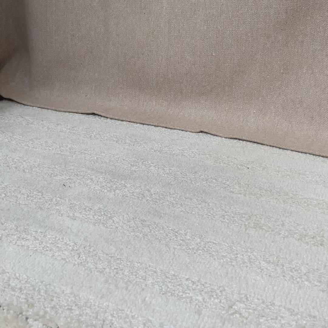 Nos mocassins BIanka Renouard en cuir nubuck taupe, vus portés en studio.