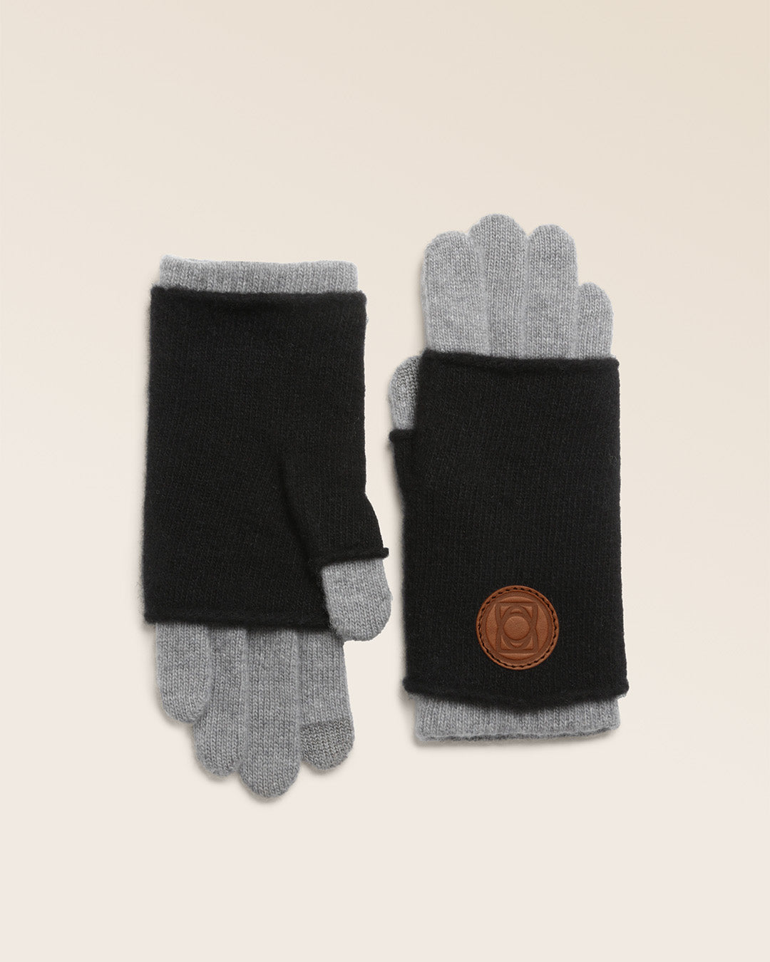 Les gants-mitaines Snow Renouard en laine et cachemire noir et gris, vus en studio.