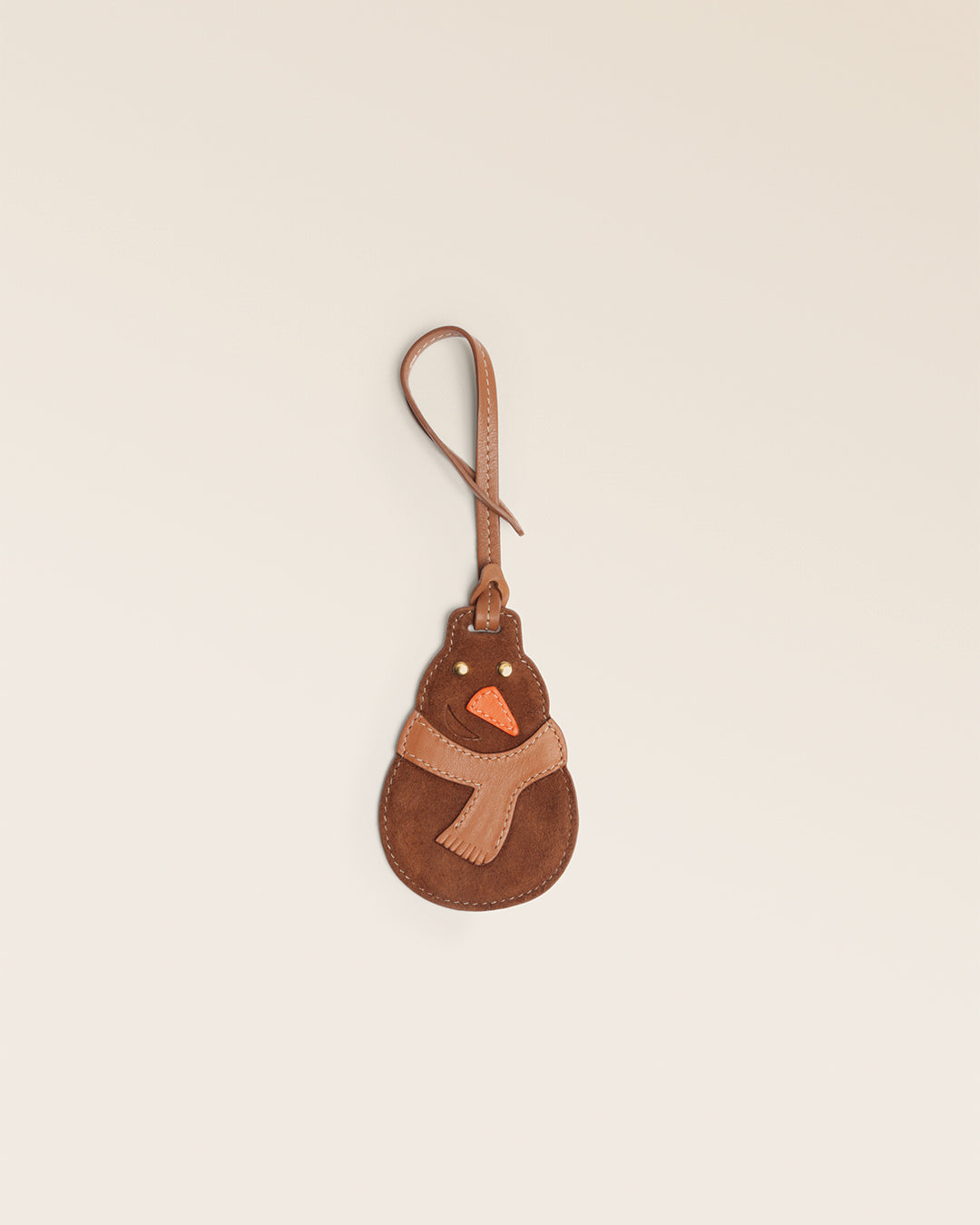 Le bijou de sac Bonhomme de Neige Renouard, en cuir veau velours noisette et cuir lisse camel, parfait pour accessoiriser votre sac ou cabas Renouard cet hiver ! 