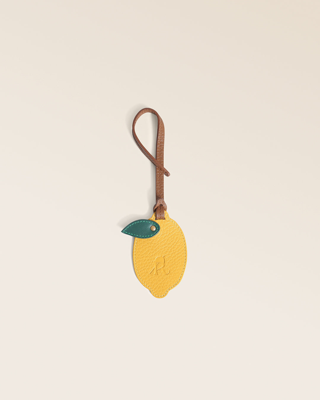 Le bijoux de sac citron Renouard en cuir vigogne ananas, vu de face en studio.