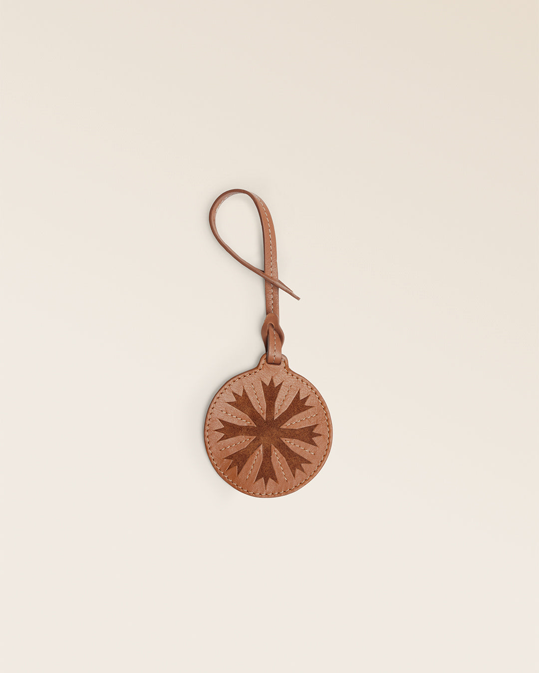 Le bijou de sac Flocon Renouard en cuir lisse camel et cuir veau velours noisette, parfait pour accessoiriser votre sac ou cabas Renouard cet hiver !