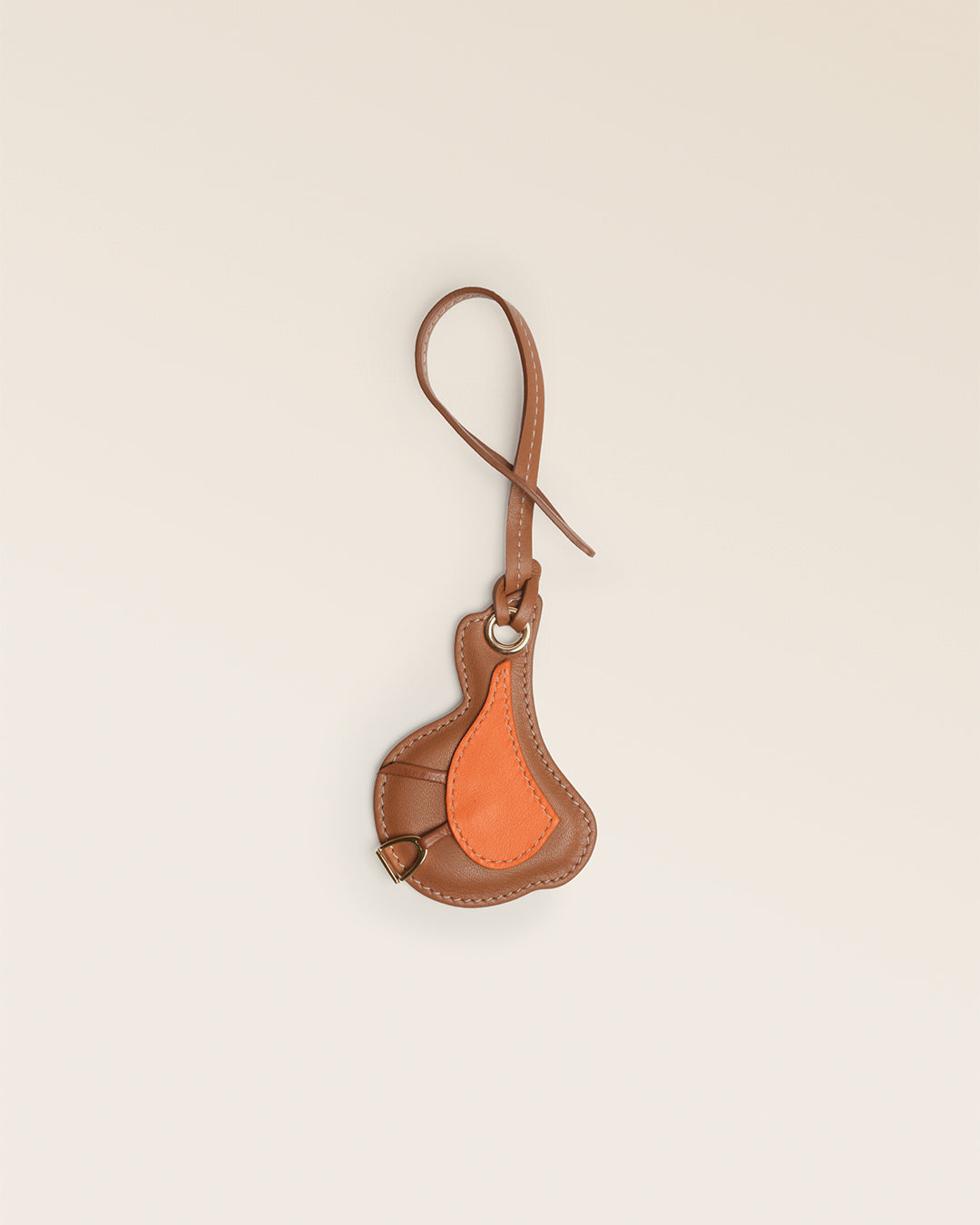 Le bijou de sac Selle Renouard en cuir lisse camel et orange, parfait pour accessoiriser votre sac ou cabas Renouard. 