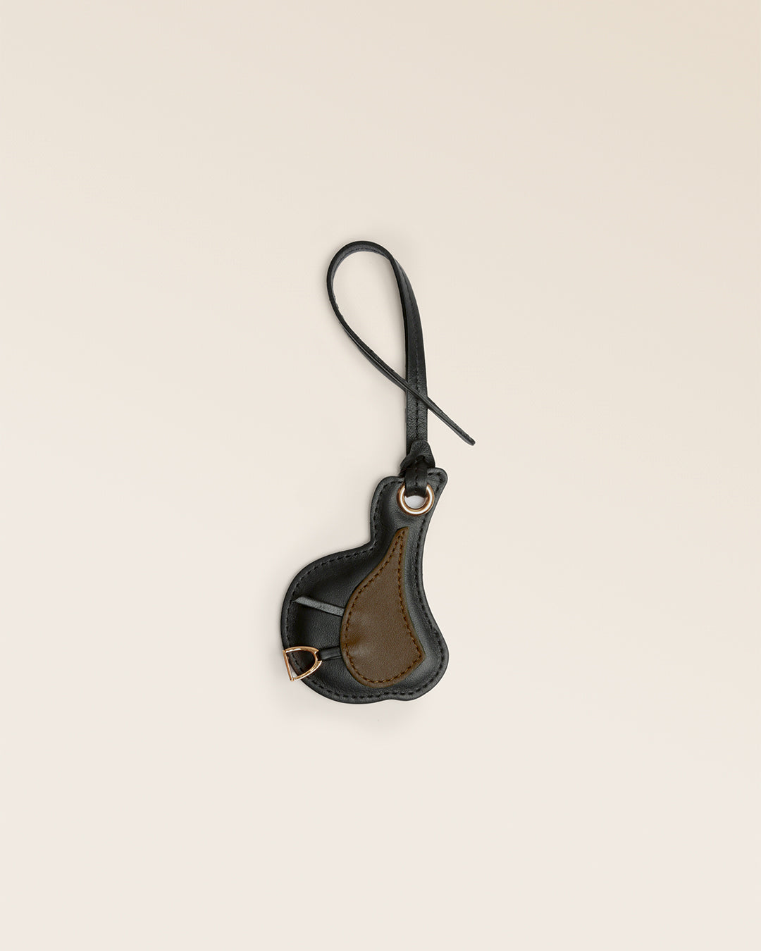 Le bijou de sac Selle Renouard en cuir lisse noir et truffe, parfait pour accessoiriser votre sac ou cabas Renouard. 