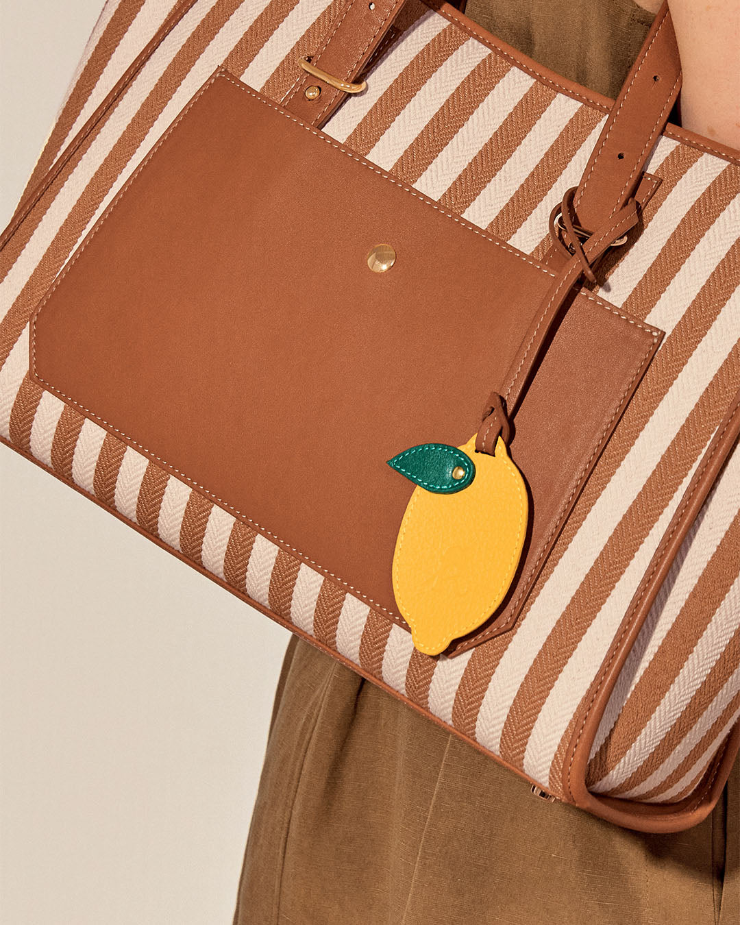 Le bijoux de sac citron Renouard en cuir vigogne ananas, vu porté sur un sac.