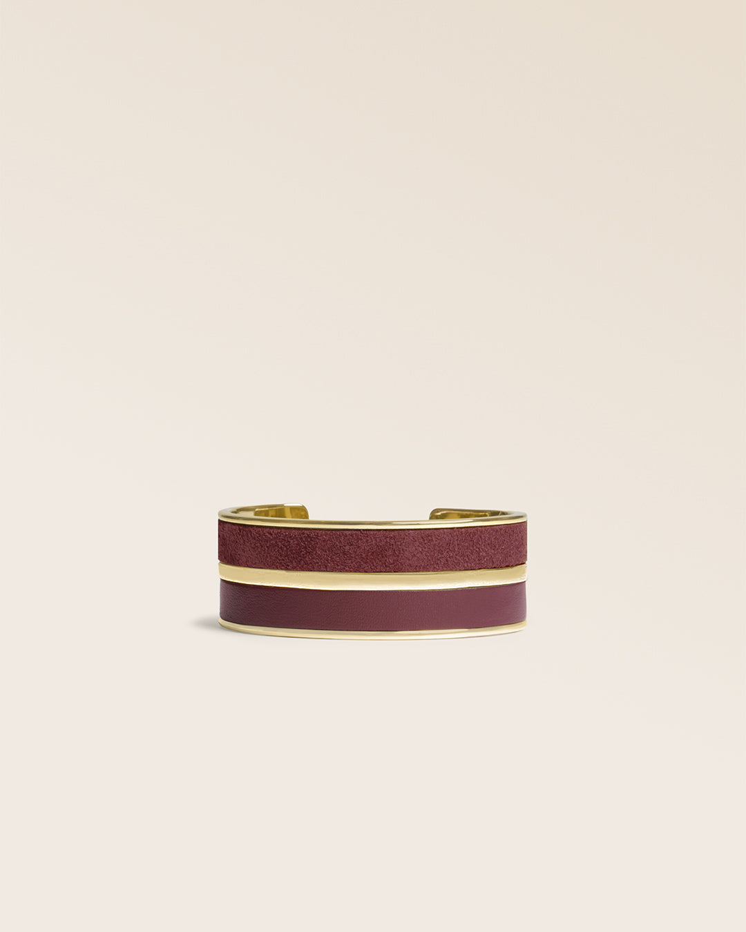 Le bracelet manchette Adeline Renouard en cuir veau velours acajou et cuir lisse acajou, vu de face en studio.