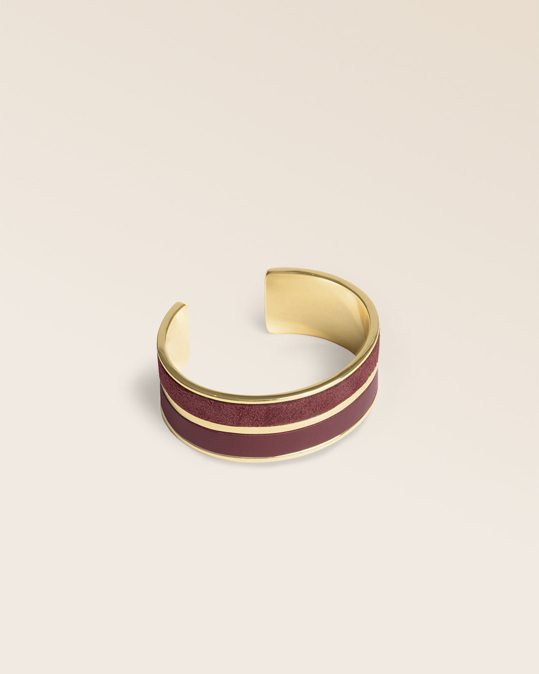 Le bracelet manchette Adeline Renouard en cuir veau velours acajou et cuir lisse acajou, vu de quart en studio.