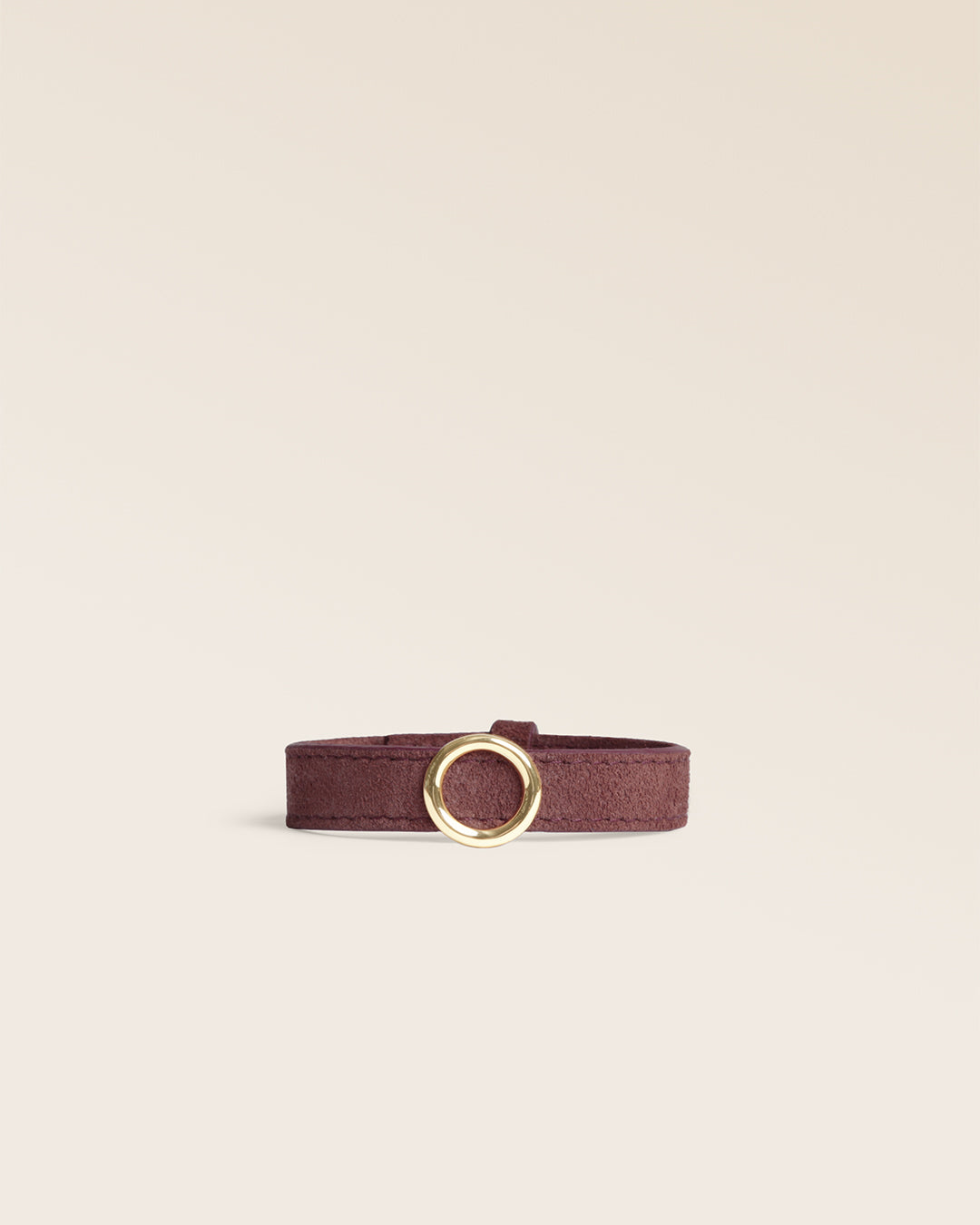 Le bracelet Capsule Renouard en cuir veau velours acajou et cuir lisse acajou, avec son accessoire doré, vu de face en studio.