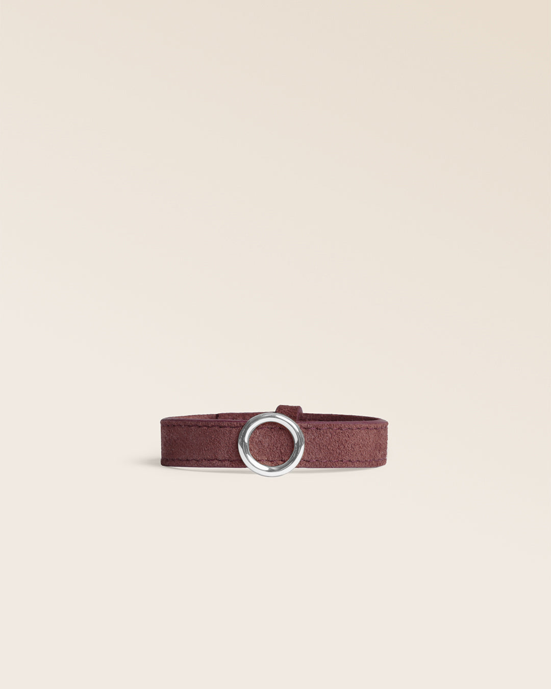 Le bracelet Capsule Renouard en cuir veau velours acajou et cuir lisse acajou, avec son accessoire nickelé, vu de face en studio.