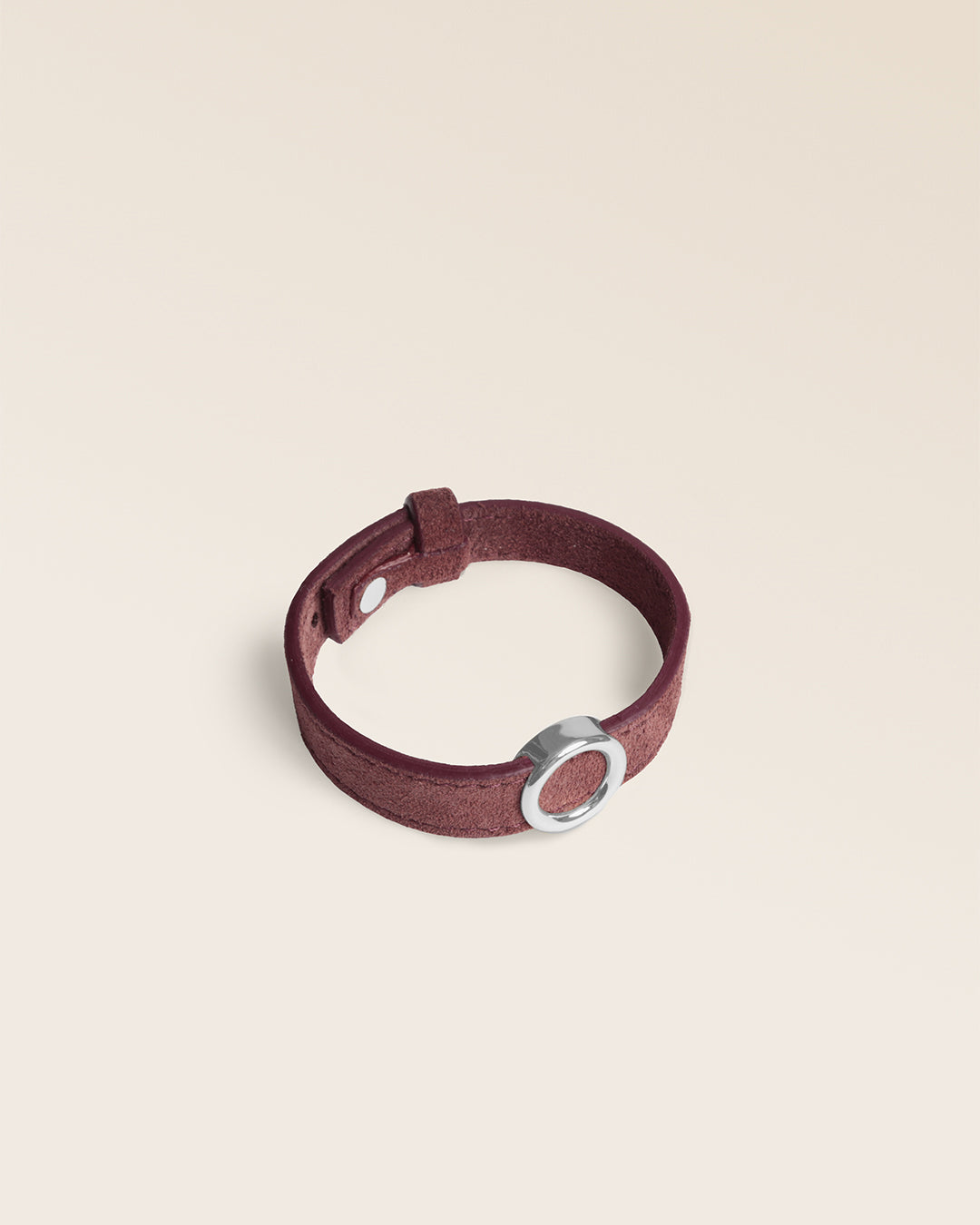Le bracelet Capsule Renouard en cuir veau velours acajou et cuir lisse acajou, avec son accessoire nickelé, vu de quart en studio.