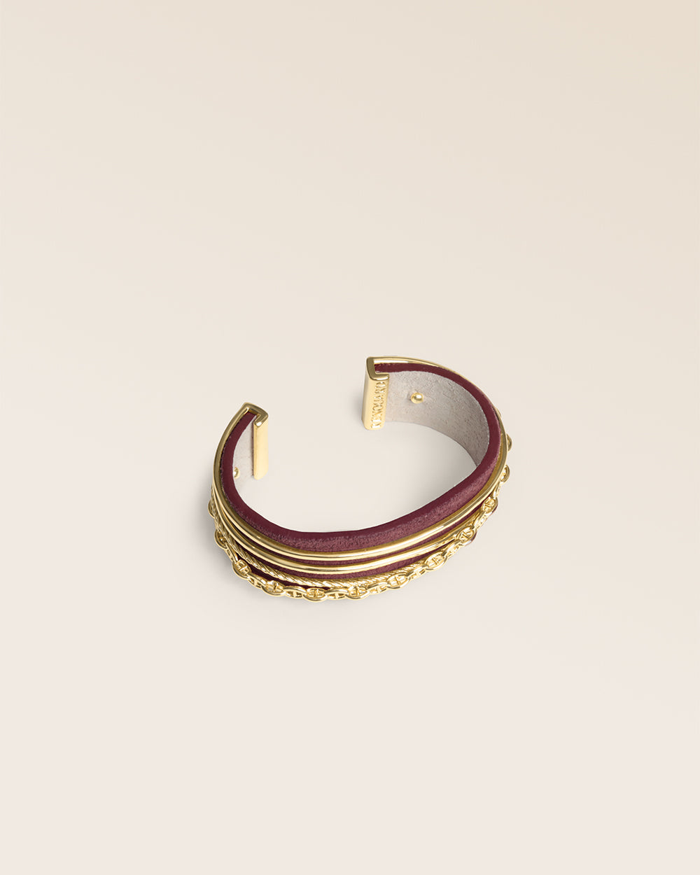 Le bracelet Dolce Vita Renouard en cuir veau velours acajou et accessoire doré, vu de quart en studio.