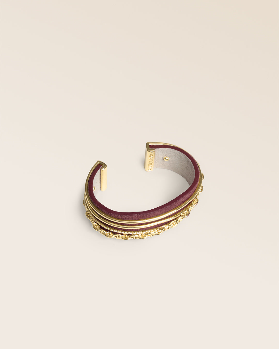 Le bracelet Dolce Vita Renouard en cuir veau velours acajou et accessoire doré, vu de quart en studio.