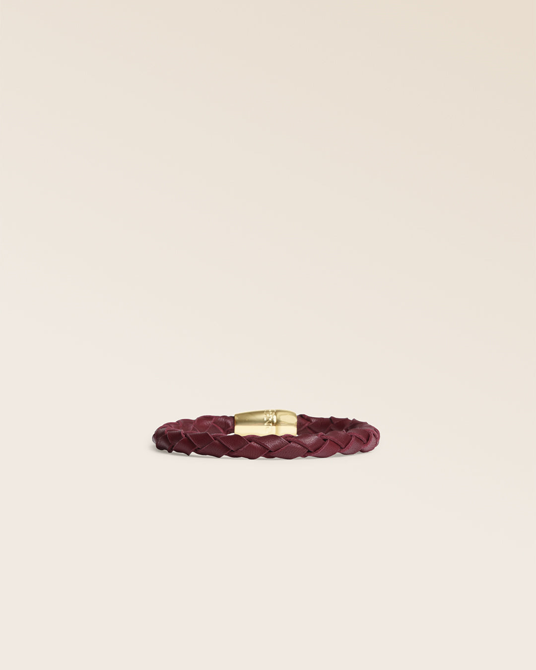 Le bracelet Mohican Renouard en cuir tressé bordeaux et son fermoir doré, vu de face en studio.