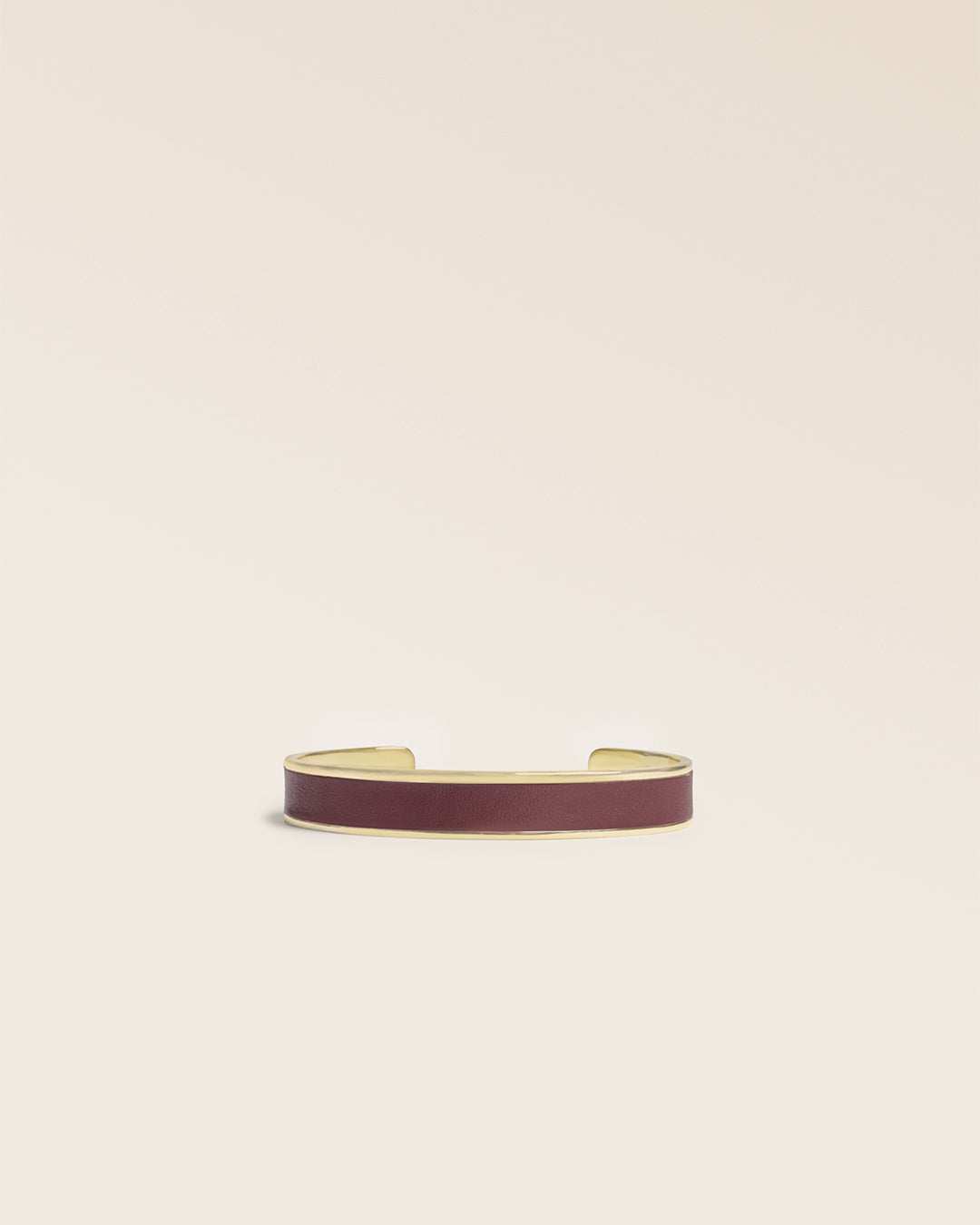 Le bracelet Pacôme Renouard doré et cuir lisse acajou, vu de face en studio.