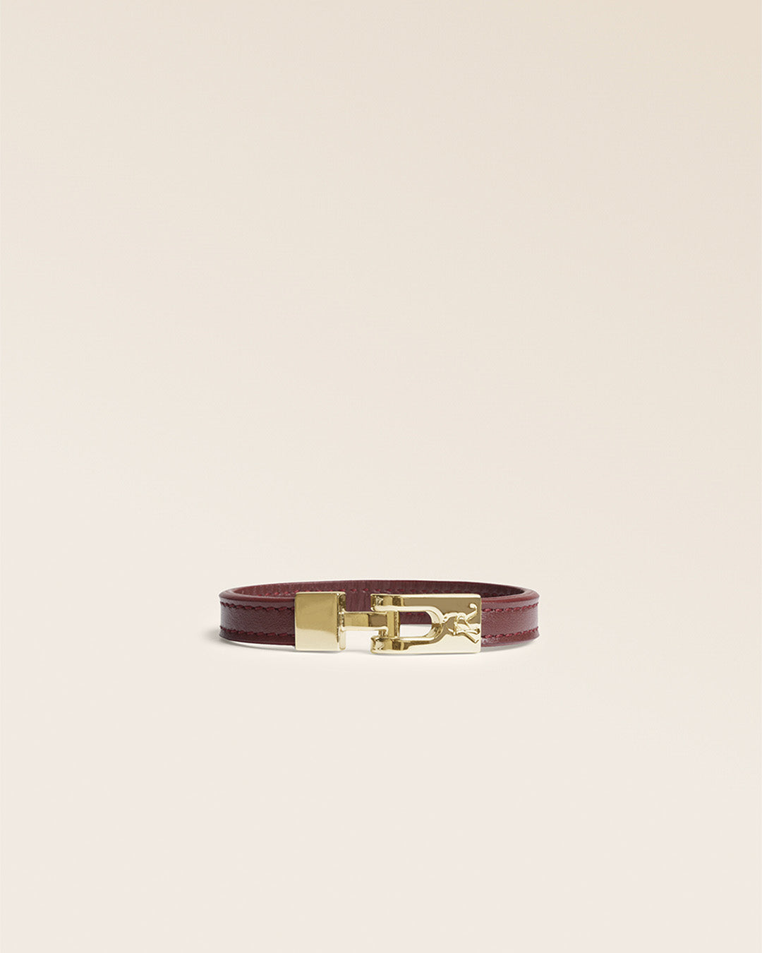 Le bracelet Roméo Renouard en cuir lisse acajou et son fermoir bijou doré pâle, vu de face en studio.